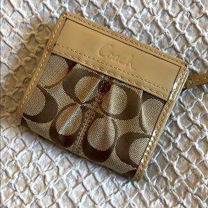 Women’s Coach logo billfold wallet with snap